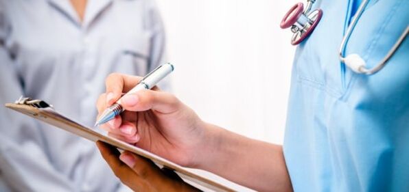 Le médecin prescrit un traitement pour les douleurs lombaires