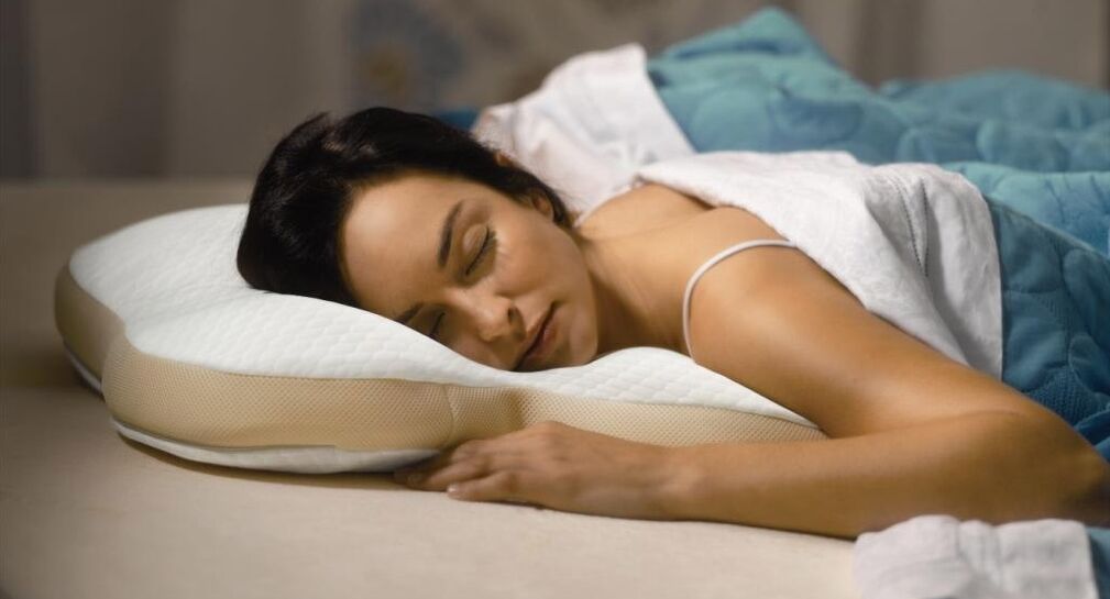 Dormir sur un oreiller orthopédique pour l'ostéochondrose cervicale