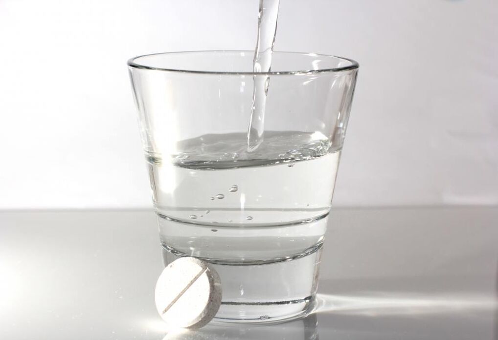 De l'eau et une pilule pour traiter l'ostéochondrose