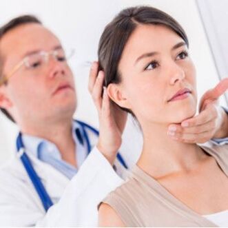 Un neurologue examine un patient souffrant de douleurs au cou
