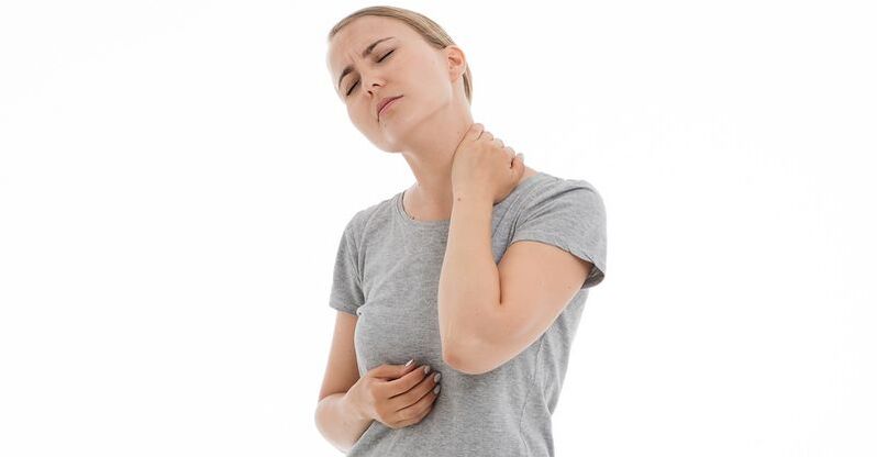 La fille a de la douleur dans le cou